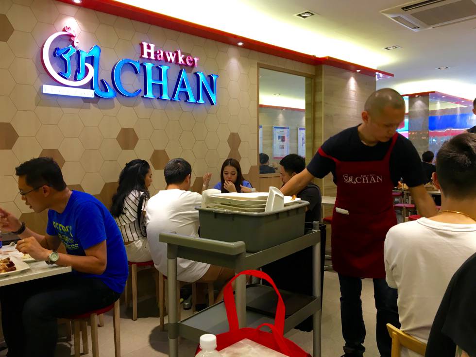 PERSONAL AUXILIAR RECOGIENDO DESPERDICIOS EN EL COMEDOR DEL HAWKER CHAN CAPEL