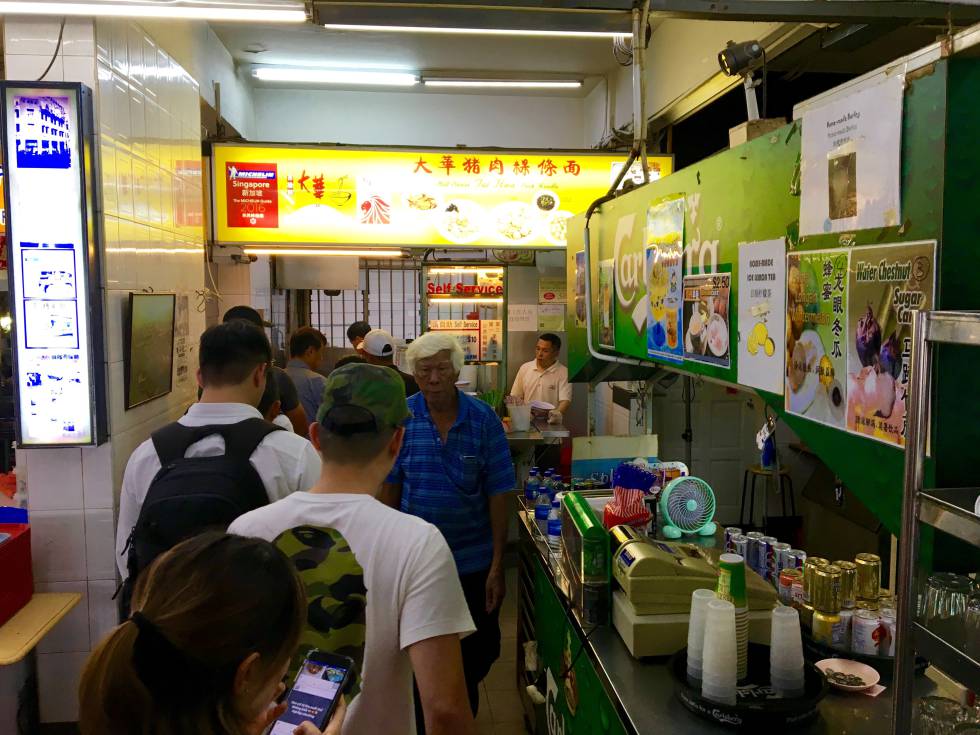 CLIENTES HACIENDO COLA EN TAI WAH CAPEL