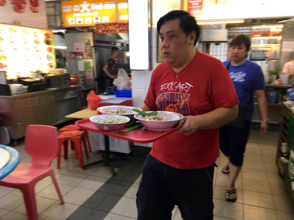 CLIENTES TRANSPORTANDO SU BANDEJA EN TAI WAH CAPEL