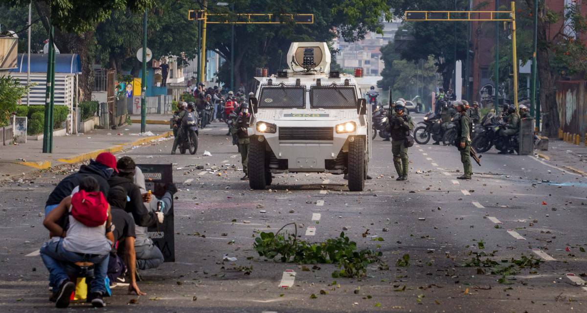 Manifestantes se enfrentan con la Guardia Nacional, ayer en Caracas.