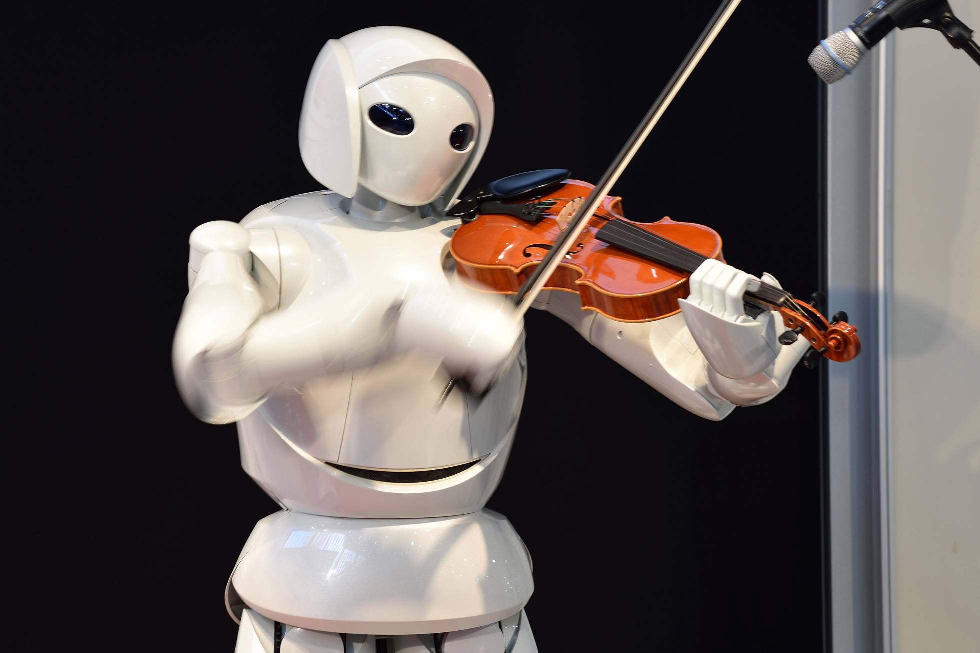 Un robot, creado por Toyota, toca el violín como un humano.rn