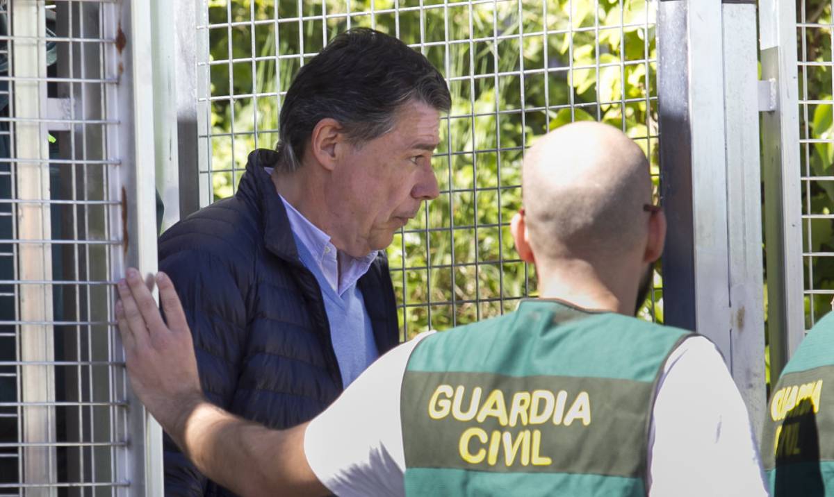 Ignacio González sale de la comandancia de la Guardia Civil en Tres Cantos hacia la Audiencia.