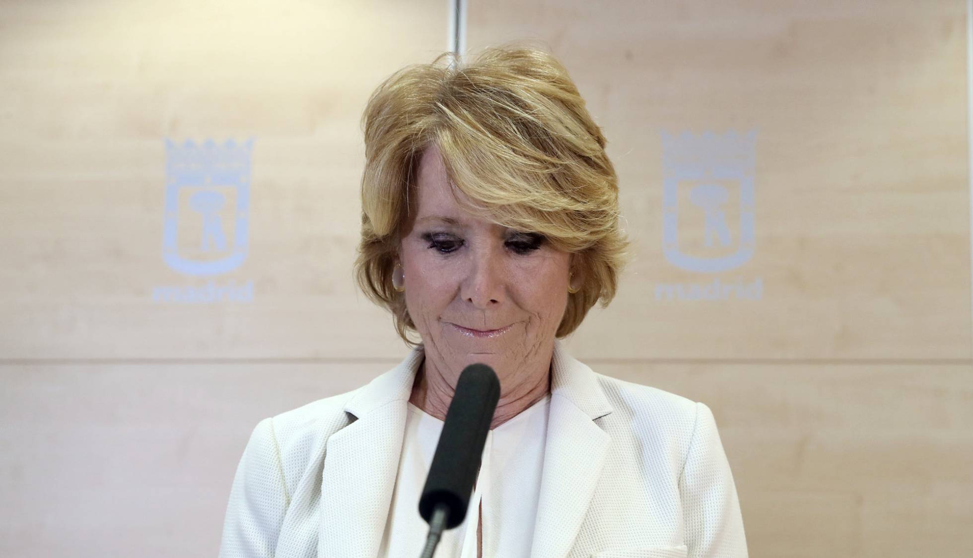 Esperanza Aguirre anuncia su dimisión.