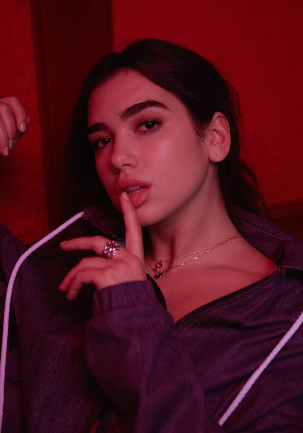 Su pasado como modelo la delata: Dua sabe perfectamente cómo atrapar a la cámara. Aquí, con total look de Abrahamsson y collar de Cartier.