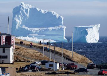 El iceberg gigante varado frente a Canadá, a vista de dron El iceberg gigante varado frente a Canadá, a vista de dron