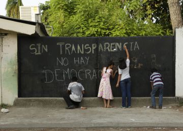 Uno de cada tres latinoamericanos paga sobornos para los servicios públicos Uno de cada tres latinoamericanos paga sobornos para los servicios públicos