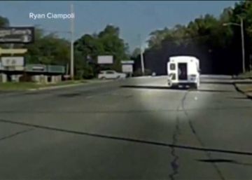 Una niña cae de un autobús escolar en marcha en Arkansas Una niña cae de un autobús escolar en marcha en Arkansas