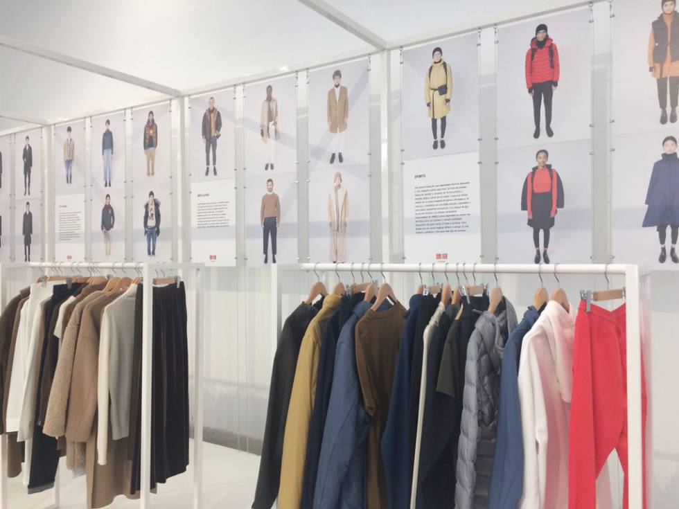 Uno de los 'stands' con las colecciones para el próximo otoño-invierno 2017, de la firma de moda Uniqlo.