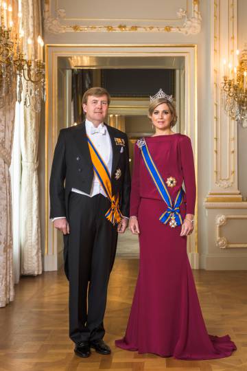 Guillermo de Holanda y su mujer, Máxima, en su retrato oficial tras ser proclamado rey en abril de 2013.