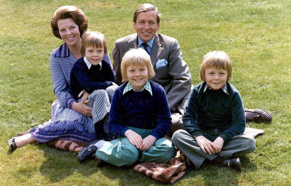 La reina Beatriz con su marido, el príncipe Claus, y sus tres hijos (de izquierda a derecha: Constantino, Guillermo y Friso), en una imagen de enero de 1980.