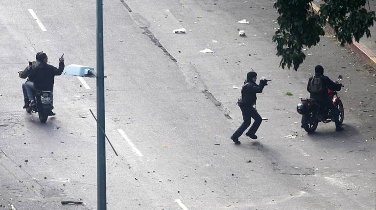 Civiles armados comienzan a apuntar contra los manifestantes.