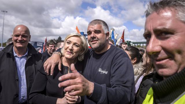 Le Pen, junto a empleados de Whirlpool.