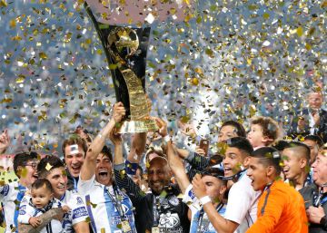 Los futbolistas del Pachuca celebran su título
