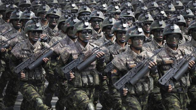 Soldados norcoreanos desfilan ante Kim Jong-un el pasado 15 de abril.