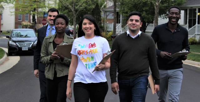 La candidata Hannah Risheq (centro) junto a su equipo de campaña en Virginia.