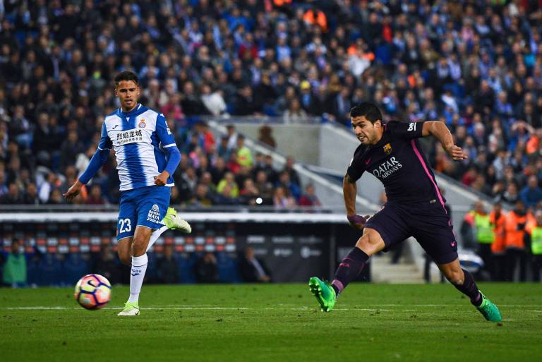 Luis Suárez en una jugada del partido.