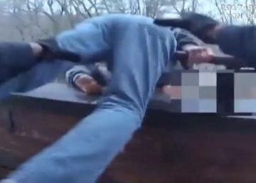 Así salva un policía a un hombre que se precipitaba por un balcón Así salva un policía a un hombre que se precipitaba por un balcón