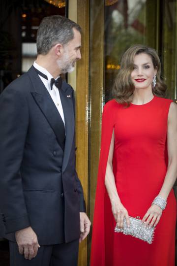 Don Felipe y doña Letizia, saliendo del hotel para la cena de Guillermo de Holanda.