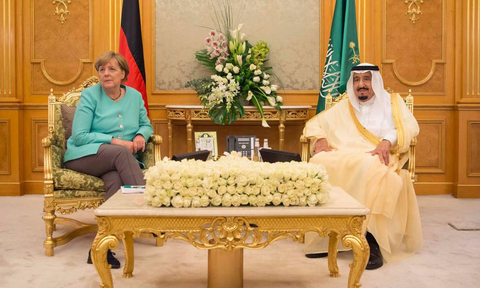 La canciller alemana, Angela Merkel, junto al rey saudí, Salman bin Abdulaziz al-Saud. 