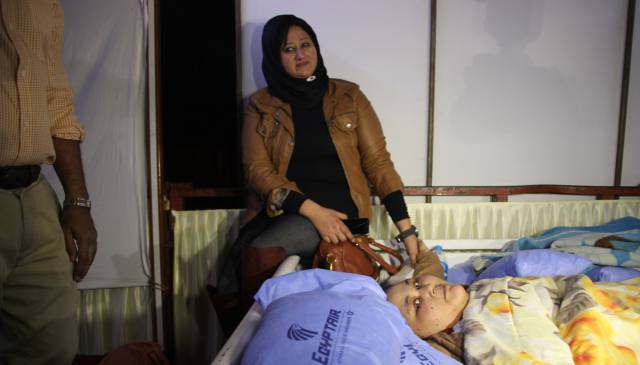 Eman Ahmed, en la cama, junto a su hermana Shaimaa, en el hospital Saifee de Bombay.