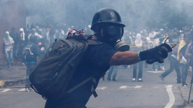 Manifestantes este lunes en las calles de Caracas.