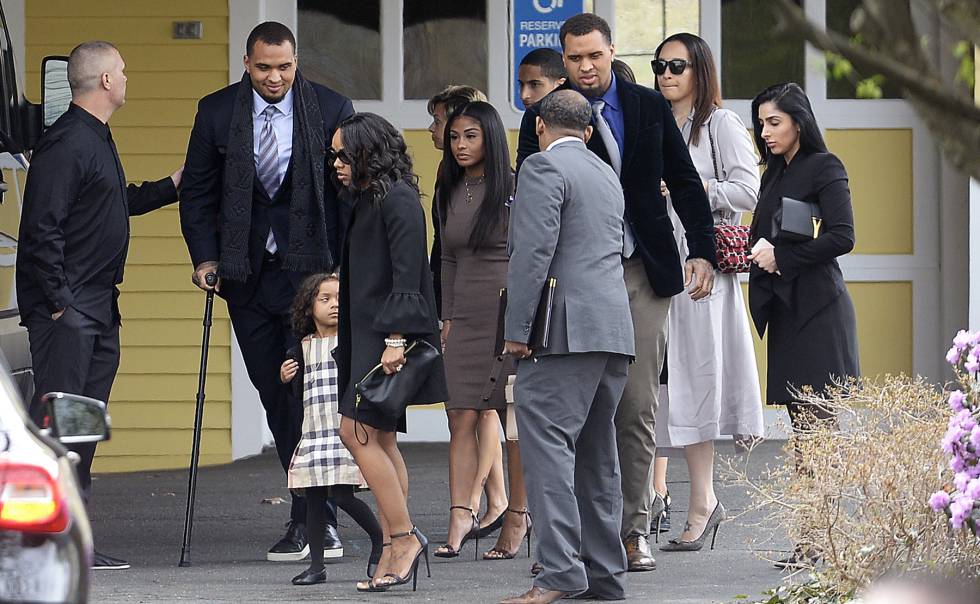 Shayanna Jenkins con su hija y otros en el funeral de su prometido Aaron Hernandez, el pasado 24 de abril.