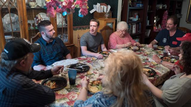Zuckerberg con la familia de Daniel Moore.