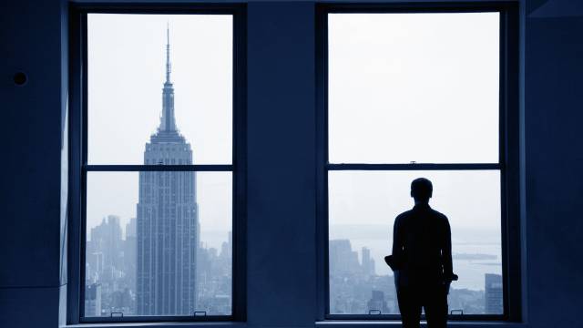 Un hombre observa el Empire State, en Nueva York.