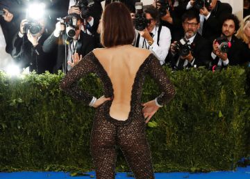 Bella Hadid y su comentado ‘jumpsuit ’triunfan en el Met Bella Hadid y su comentado ‘jumpsuit ’triunfan en el Met