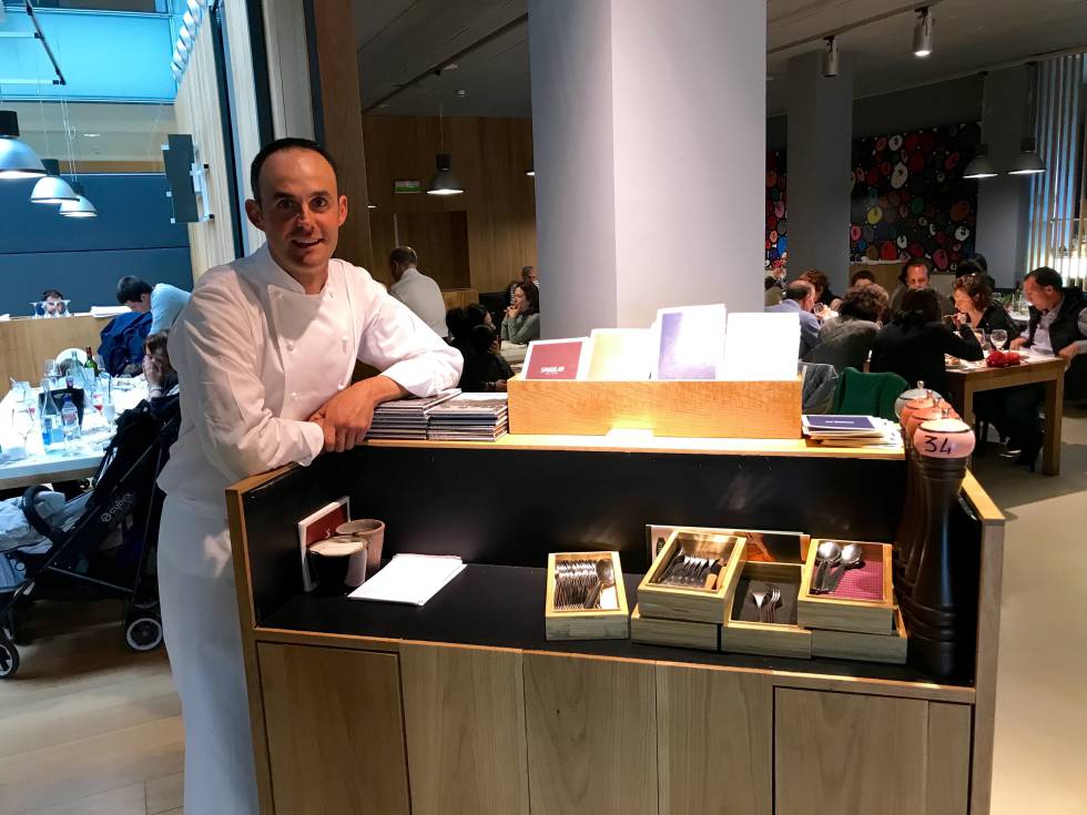 IÑIGO LAVADO CON LA CAJA QUE ENCIERRA UNA MESA Y UNA COCINA CAPEL