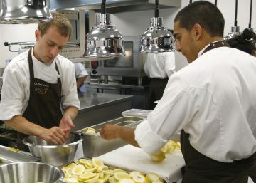 Becarios en la cocina