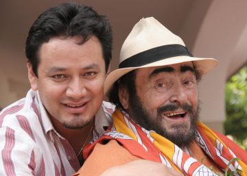 Edwin Tinoco y, a la derecha, el tenor Luciano Pavarotti.