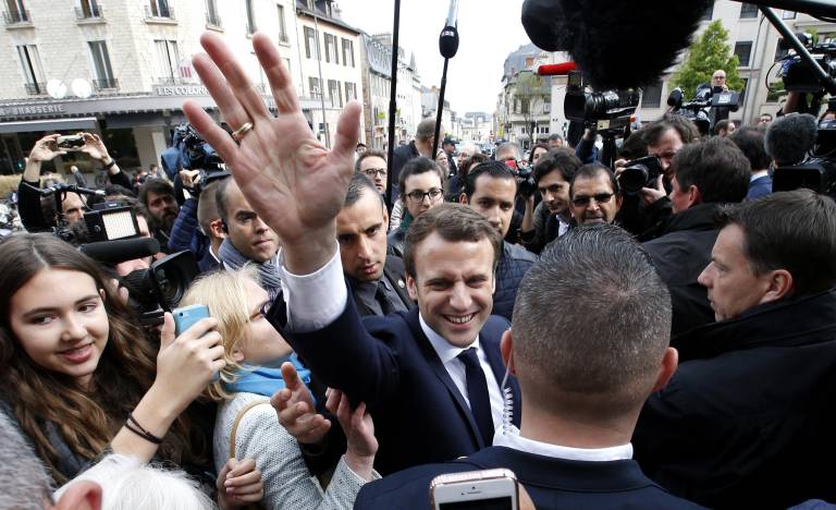 Emmanuel Macron saluda a simpatizantes en un acto.