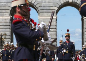 Cambio de guardia en el Palacio Real de Madrid Cambio de guardia en el Palacio Real de Madrid