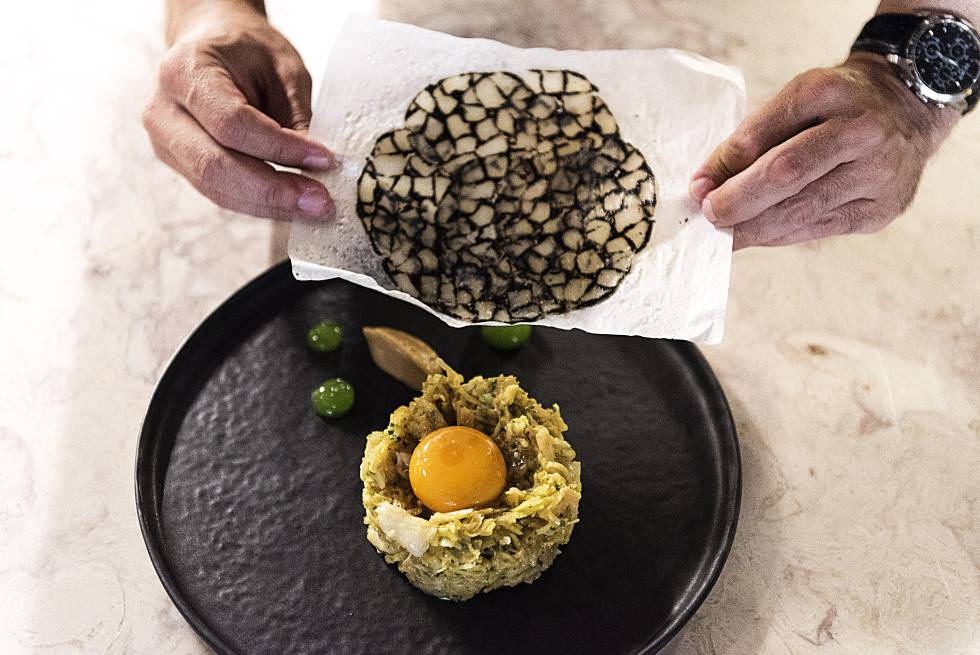 COLOCANDO EL CARPACCIO DE BACALAO Y ACEITUNAS SOBRE EL BACALAO SILVIA MARTÍNEZ