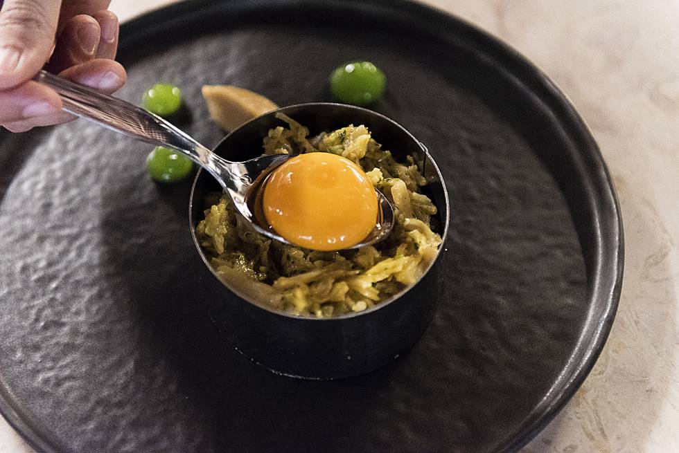 COLOCANDO LA YEMA SOBRE EL BACALAO SILVIA MARTÍNEZ