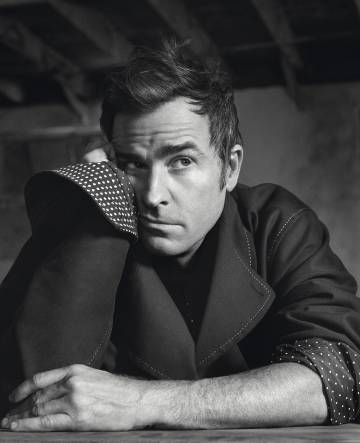 El actor se ha puesto chaqueta Dolce & Gabbana y su propia camiseta.