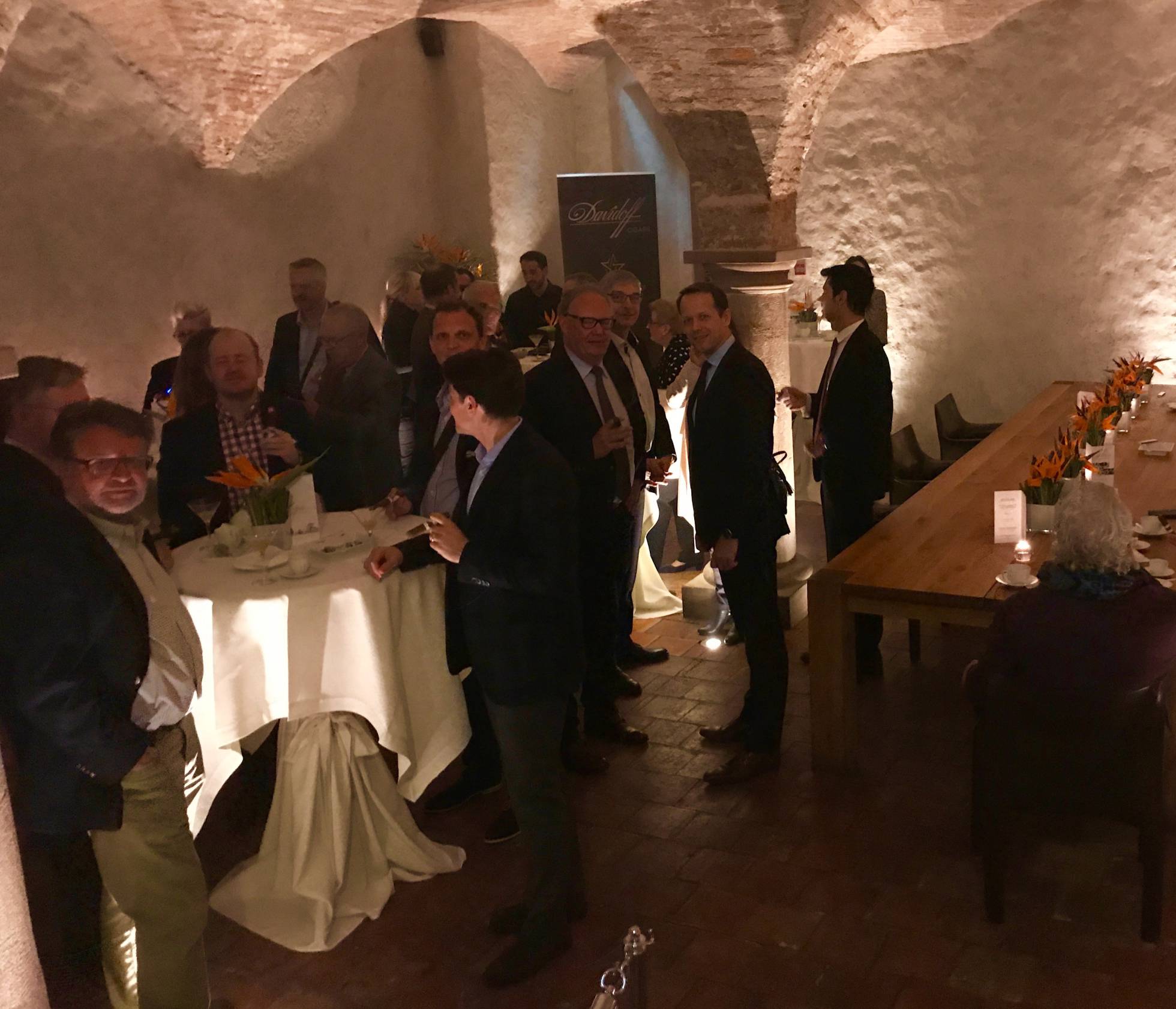 CAVA PARA CATAR CIGARROS Y TOMAR POSTRES CAPEL