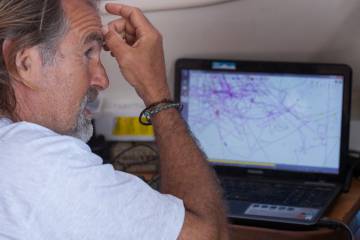 Degollada revisa a bordo los transectos realizados (recorridos aleatorios por la zona de estudio durante los que se realizan observaciones o se recogen muestras).