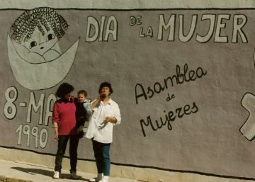 Lola Rodríguez (izquierda) ante un mural feminista en Huelma en 1990. 