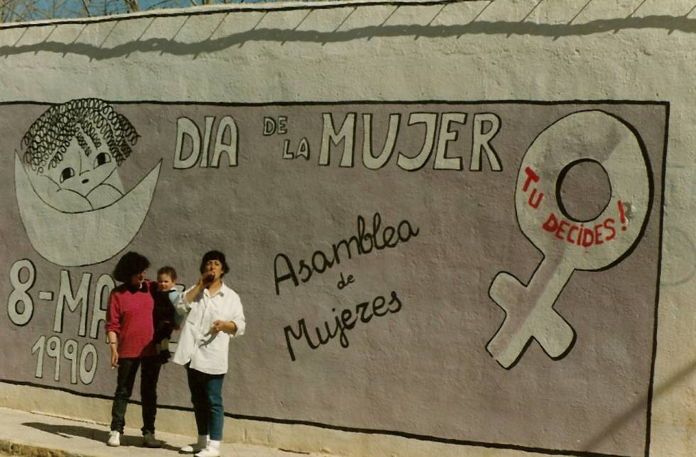 Lola Rodríguez (izquierda) ante un mural feminista en Huelma en 1990.