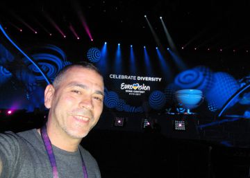 Este hombre ha viajado 17 veces a Eurovisión y nos cuenta lo que hay detrás de la gala