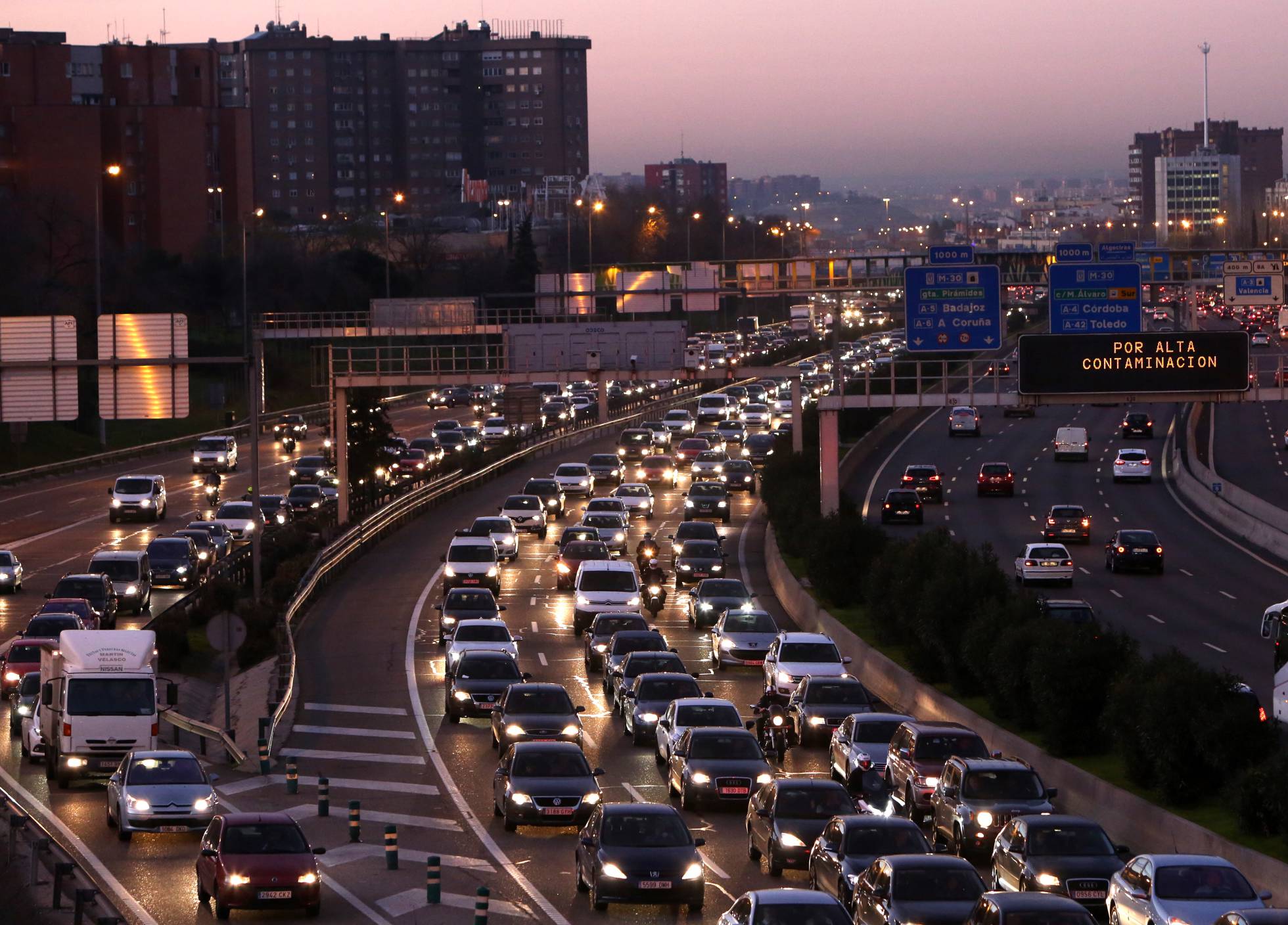 Trafico en la M-30 de Madrid, donde se limitó la velocidad por alta contaminación, en una imagen de archivo.