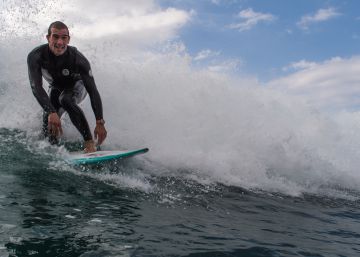 El fotógrafo que recorre islas con una bici y una tabla de surf El fotógrafo que recorre islas con una bici y una tabla de surf