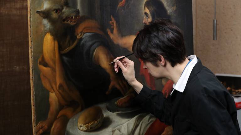 Eva Martínez, restauradora del Museo del Prado, trabaja sobre 'Lycaon' (1636 - 1638), una obra del Jan Cossiers -pintor del círculo de Rubens-.