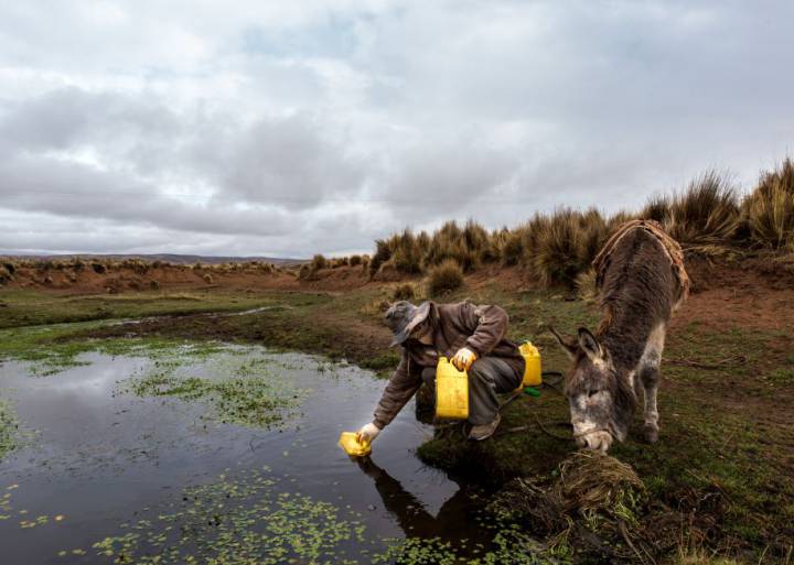Jacinto Sirpa está cansado de cargar bidones Jacinto Sirpa está cansado de cargar bidones