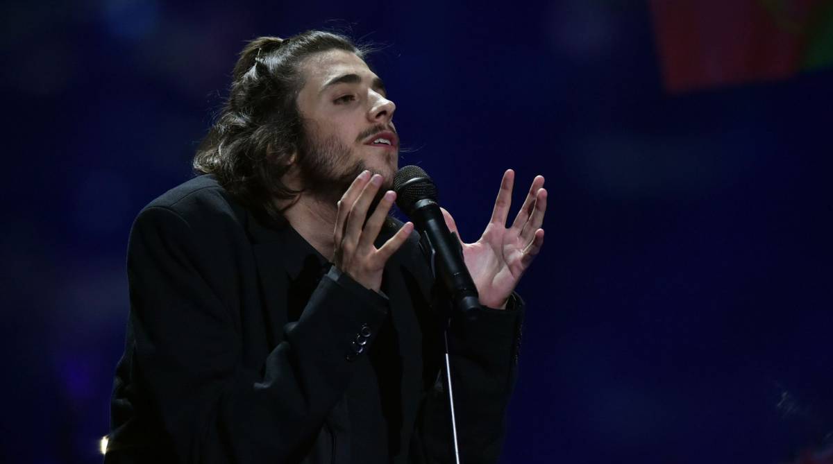 Salvador Sobral, el representante de Portugal, canta 'Amar Pelos Dois', compuesta por Luisa Sobral, hermana del cantante.