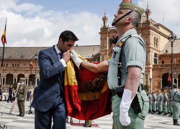 Francisco Rivera e Inés Sastre juran bandera en una ceremonia en Sevilla Francisco Rivera e Inés Sastre juran bandera en una ceremonia en Sevilla