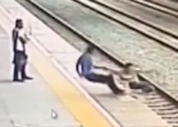 Un hombre salva a una mujer justo antes de caer a las vías del tren Un hombre salva a una mujer justo antes de caer a las vías del tren