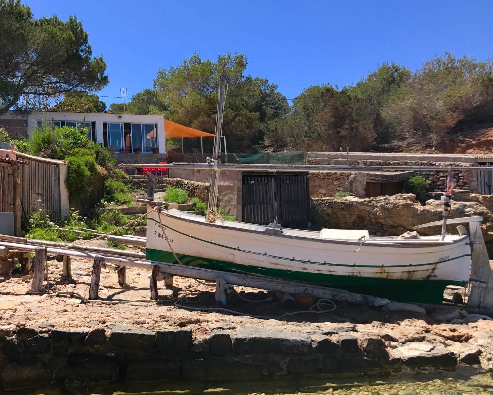 EN PRIMER TÉRMINO EL LLAÜT QUE PROVEE DE PESCADO A LA CASA CAPEL